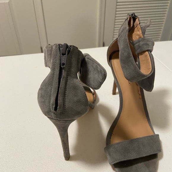 Banana Republic women’s ankle-strap suede heels — size 7.5 - Picture 4 of 6